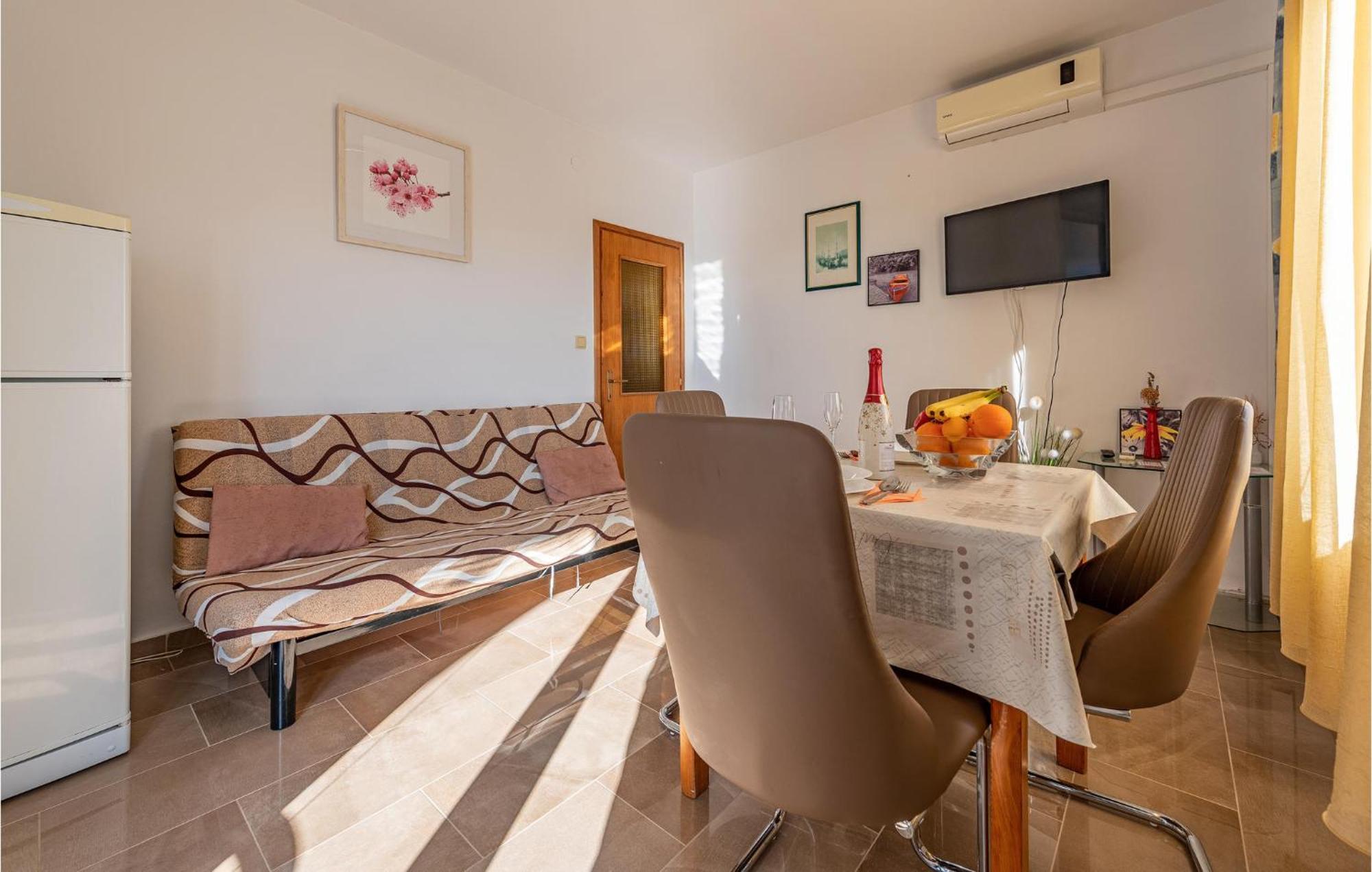 Amazing Apartment In Pakoštane Extérieur photo